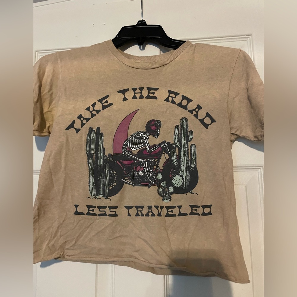 Road less traveled cropped tee